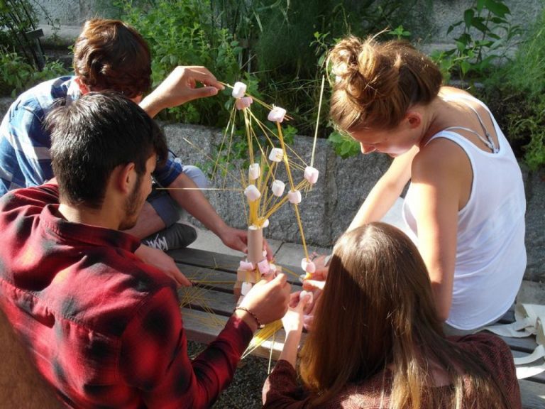 10 Fotos – 10 Stunden – 10 Begegnungen: junge ehrenamtliche Sprachpaten für junge Flüchtlinge