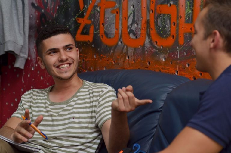 10 Fotos – 10 Stunden – 10 Begegnungen: junge ehrenamtliche Sprachpaten für junge Flüchtlinge